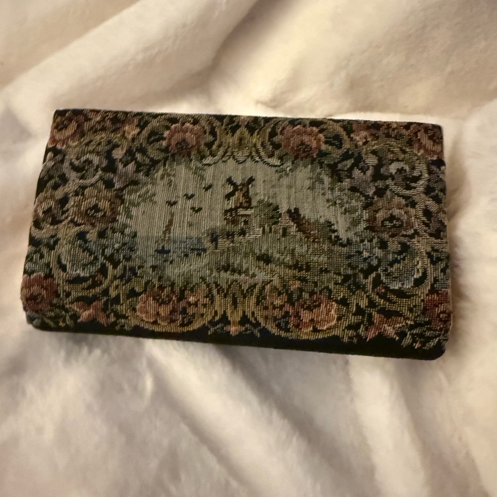 Rare Vintage Elegant Gold and Black Tapestry Clutch - Picture 8 of 8